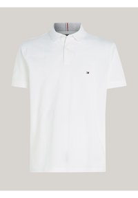 Chemise polo blanche en coton, dotée d'un col, de manches courtes et d'un petit logo sur la poitrine gauche. Col intérieur avec un motif rayé.
