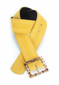 Geel suède riem met een doorzichtige schildpadprint gesp. De riem heeft een gladde textuur en meerdere verstelgaatjes.