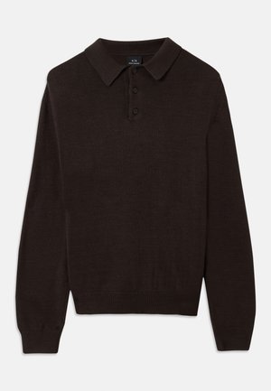 Maglione polo marrone scuro a maniche lunghe con tre bottoni e colletto a costine. Presenta un tessuto a maglia testurizzato con polsini e orlo a costine.