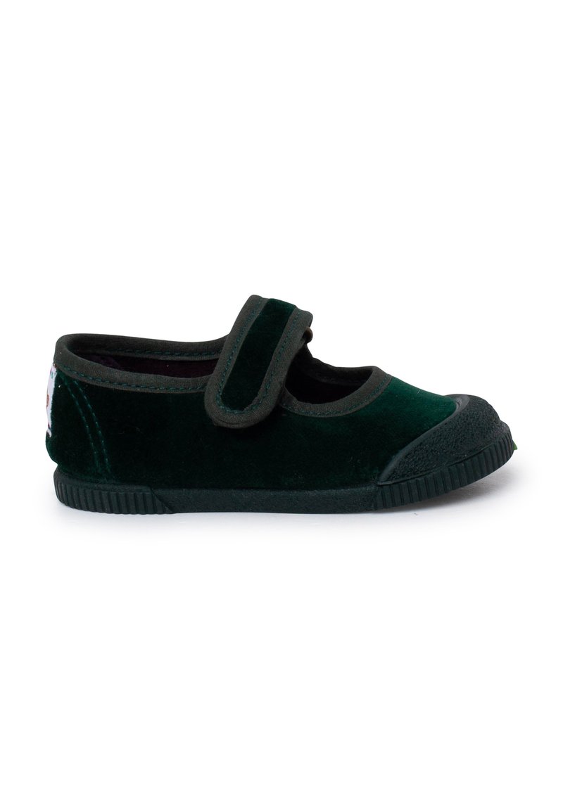 Zapato Mary Jane de terciopelo verde con punta redondeada, suela de goma negra y tira ajustable de velcro. Cuenta con un forro suave y talón reforzado.