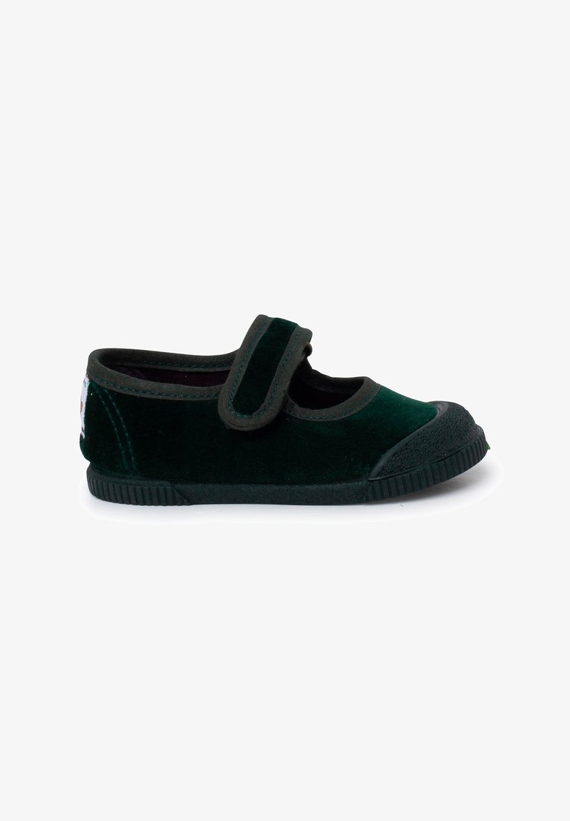 Zapato Mary Jane de terciopelo verde con punta redondeada, suela de goma negra y tira ajustable de velcro. Cuenta con un forro suave y talón reforzado.