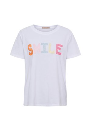 Hvid T-shirt med korte ærmer med farverige bogstaver, der staver "SMILE" på tværs af brystet i forskellige pastelfarver.