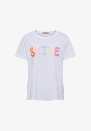 Hvid T-shirt med korte ærmer med farverige bogstaver, der staver "SMILE" på tværs af brystet i forskellige pastelfarver.