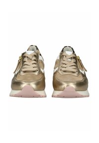 Metallisch goldene Sneaker mit hellbeigen Akzenten, strukturiertem Wildleder- und Lederobermaterial, runder Zehenform, flacher pinkfarbener Sohle und seitlichem Reißverschluss.