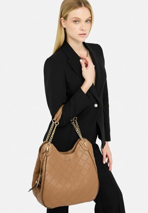 Borsa a tracolla in pelle marrone con motivo trapuntato e manici a catena color oro, dotata di un logo dorato e silhouette curva.
