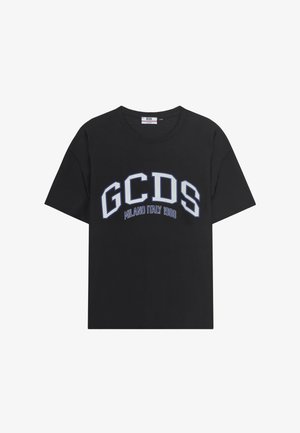 Musta lyhythihainen t-paita, jossa rinnassa suuret valkoiset kirjaimet "GCDS" ja "Milano Italy 1988".