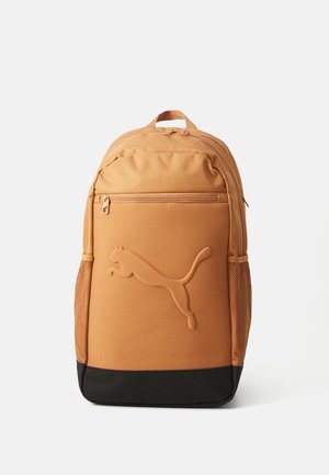 Oranje stoffen rugzak met een gestructureerd Puma-logo, een voorste ritszak, netstof zijvakken en een zwarte bodem.