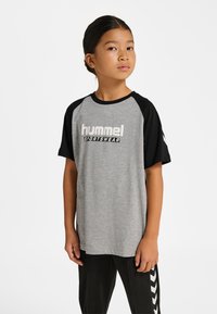 Szaro-czarny T-shirt z krótkim rękawem z logo "hummel SPORTSWEAR" na przodzie; luźny krój i kontrastujące rękawy raglanowe.