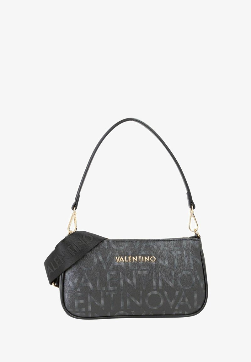 Sac à main en cuir noir avec une forme arrondie, des quincailleries dorées et un motif de logo Valentino embossé. Comprend une bandoulière amovible.