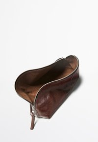 Pochette en cuir marron avec fermeture éclair, présentant un extérieur lisse et une doublure intérieure douce marron. Légère brillance sur la surface.