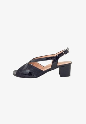 Sandalo slingback nero con finitura lucida, design a fasce incrociate e pannello in similpelle scamosciata testurizzata. Presenta un tacco medio a blocco.