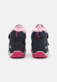 Tmavě modré tenisky s růžovým umělým kožíškem na límci a růžovými akcenty. Suché zipy a texturované gumové podrážky zvyšují funkčnost a přilnavost.