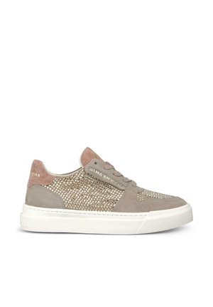 Sneaker in suede grigio chiaro e rosa soft con design in rete, suola in gomma bianca e branding dorato sulla linguetta e sul tallone.