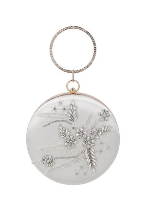 Pochette ronde argentée avec broderie florale en cristal et une poignée circulaire incrustée de strass fixée en haut.