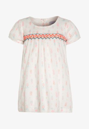 Hvid baby kjole med korte ærmer med lyserøde og blå ananasprint og orange broderet kant tværs over brystet.