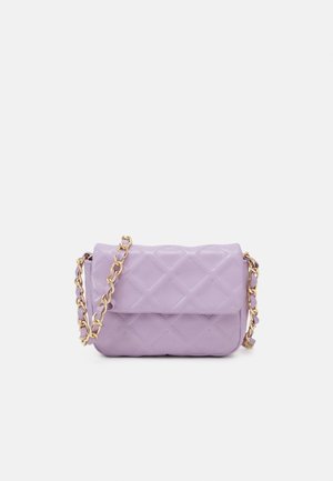 Lavendelkleurige doorgestikte schoudertas met gouden kettingriem en klepsluiting op een effen achtergrond.