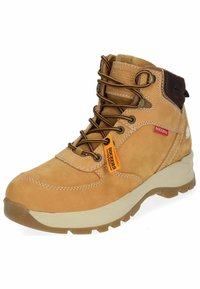 Botas de senderismo de cuero marrón con cordones marrones, cuello acolchado y suela de goma. Presenta etiquetas rojas y naranjas, costuras reforzadas y un diseño duradero.
