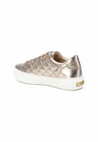 Zapatillas metálicas de color dorado claro con diseño acolchado, suela blanca y tachuelas decorativas en el talón. Los cordones marrones completan el look.