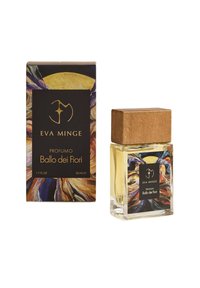 Przezroczysta szklana buteleczka na perfumy z fakturowaną drewnianą zakrętką, w towarzystwie kolorowego pudełka z wzorem kwiatowym. Etykieta zawiera czarny i złoty tekst.