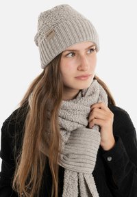 Knit Factory HAZE - Muts - iced clay