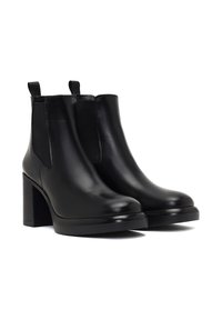 Botas de tobillo de cuero negro con un acabado brillante, paneles laterales elásticos, puntera redondeada y un tacón cuadrado para mayor estabilidad.