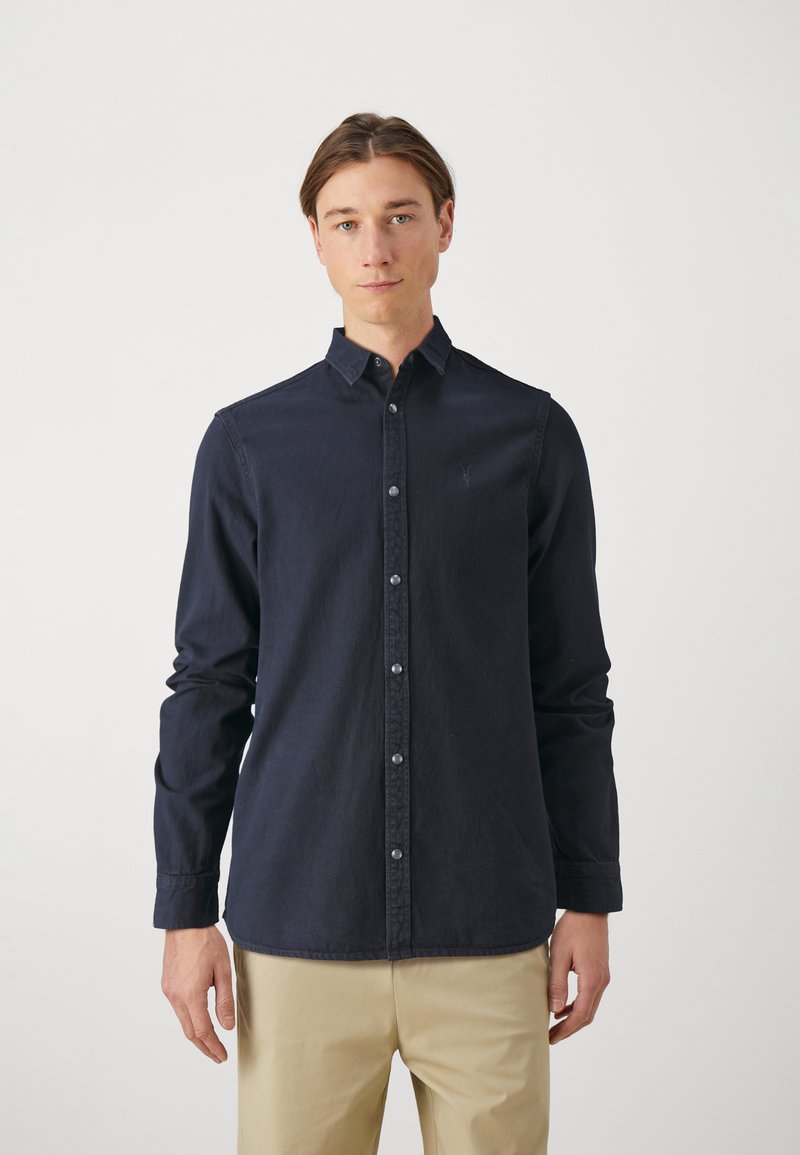 Navyblauw button-up shirt van katoen met een klassieke kraag en lange mouwen, voorzien van een klein embleem op de linkerborst.