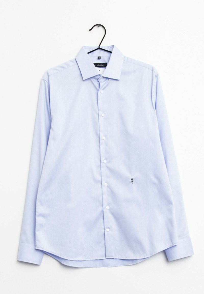 Camicia a maniche lunghe azzurro chiaro in cotone, con chiusura a bottoni frontale, colletto a punta e un piccolo ricamo di una rosa nera sull'orlo.