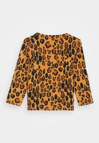 Langarmhemd in Orange mit einem schwarz-braunen Leopardenmuster. Baumwollmaterial mit Rundhalsausschnitt und geradem Saum.