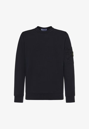Sweat-shirt noir à manches longues avec encolure ronde, poignets et ourlet côtelés, doté d'une poche zippée et d'un patch de marque sur le bras gauche supérieur.