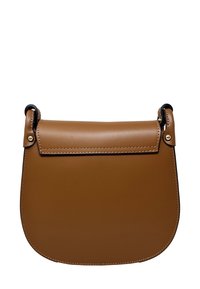 Borsa a tracolla in pelle marrone con bordi arrotondati e chiusura a patta, con anelli per tracolla neri e dettagli in metallo dorato.