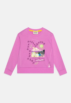 Sweatshirt rose à manches longues, présentant une impression graphique d'un paysage lacustre avec des accents colorés et du texte. Tissu doux, poignets côtelés.