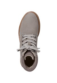 Bottine cheville en velours gris avec une texture lisse, lacets gris, orteil rond et semelle brune contrastante. Intérieur doublé et détails avec œillets.