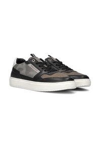 Zwart en grijs leren sneakers met een camouflagepatroon, witte rubberen zool en zwarte veters. Bevat perforaties op de neus.