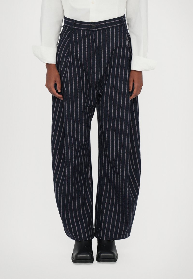 Henrik Vibskov SHADY SUITING PANTS - Stoffhose - dark blue