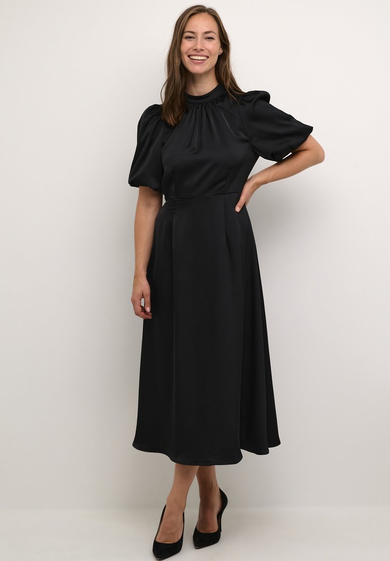 Rochie midi din satin negru, cu manșete bufante, decolteu plisat și talie ajustată. Textură netedă și fustă fluidă care se termină la lungimea gambei.