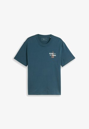 Blaues T-Shirt mit kurzen Ärmeln und Rundhalsausschnitt mit kleinem Brustaufdruck eines orangefarbenen Surfbretts und dem Text "GOOD VIBES EST 2007".