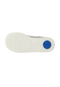 Suola di sneaker grigia con una base in gomma bianca testurizzata e un accento circolare blu etichettato "SUPER ABSORB". Pattern di trazione prominenti visibili.