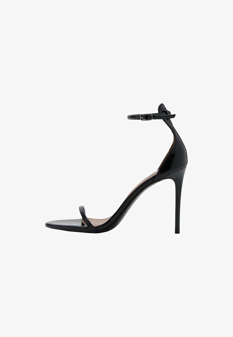 Sandale negre cu toc înalt, cu un finisaj lucios din patent, curea subțire la gleznă și curea minimalistă pentru degete. Toc stiletto și talpă plată.