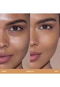 Vergelijking van de huidskleur vóór en na het gebruik van foundation kleur 14. Links een ongelijke textuur; rechts een gladde, egale teint met een natuurlijke finish.