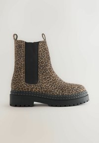 Leopárdmintás chelsea csizmák, texturált anyagból készültek, fekete elasztikus oldalsó panelekkel és vastag fekete gumitalppal.