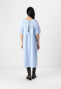 Plava gingham midi haljina s napuhanim rukavima i izrezom na leđima, s detaljem za vezanje. Nosena s smešnim smešnim smešnim smešnim smešnim smešnim smešnim smešnim smešnim smešnim smešnim smešnim smešnim smešnim smešnim smešnim smešnim smešnim smešnim smešnim smešnim smešnim smešnim smešnim smešnim smešnim smešnim smešnim smešnim smešnim smešnim smešnim smešnim smešnim smešnim smešnim smešnim smešnim smešnim smešnim smešnim smešnim smešnim smešnim smešnim smešnim smešanomi hirai iviayan!