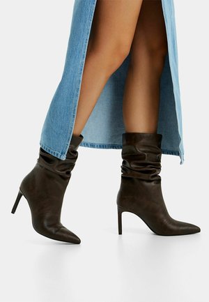 Højhælede støvletter - brown