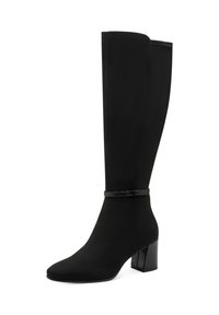 Bota negra hasta la rodilla con punta afilada y tacón cuadrado. Fabricada en material suave, cuenta con una delgada correa decorativa alrededor del tobillo.