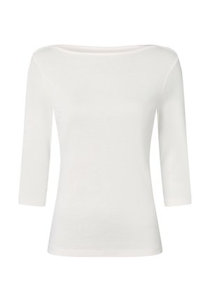 Biała dopasowana koszula z długim rękawem, dekoltem typu łódka i rękawami o długości do połowy przedramienia, prezentowana na jednolitym tle.