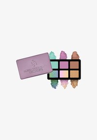 Fioletowe prostokątne etui oznaczone "Danessa Myricks Beauty Freedom Palette." Zawiera sześć kwadratowych odcieni: turkusowy, lawendowy, złoty, miętowy, brzoskwiniowy i brązowy.