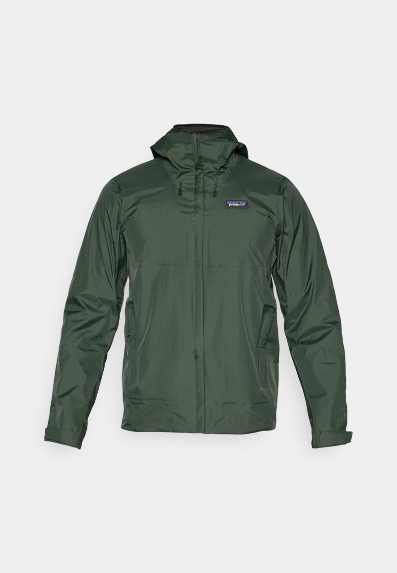 Veste de pluie légère verte avec capuche, fermeture éclair frontale et poches latérales. Présente une texture lisse et des détails de ventilation.