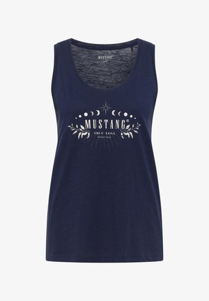 Tumedast sinine tank top, mis on valmistatud pehmest materjalist, ümmarguse kaelaauguga ning hõbedase graafilise disainiga, mis sisaldab fraase ja dekoratiivseid elemente.