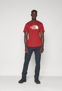 The North Face EASY TEE - Camiseta estampada - iron red
