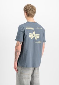 Alpha Industries LABEL BACK PRINT - Triko s potiskem - denim blue