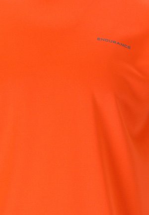 Helles orange Stoff mit einem kleinen grauen "ENDURANCE" Logo auf der oberen rechten Seite des Kleidungsstücks.